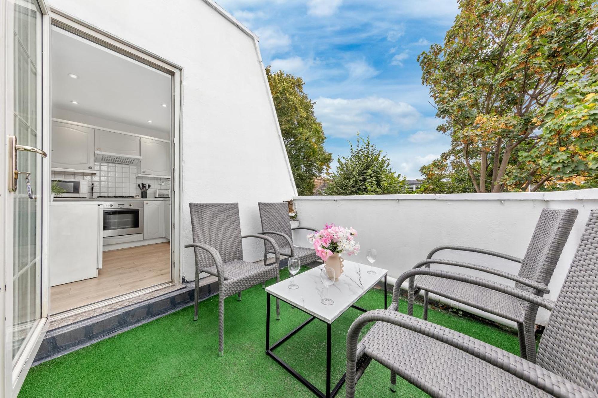 Newly Renovated Kensington 2 Bedroom With Balcony Near Harrods Sleeps 6, 2 Min Walk From Station Leilighet London
