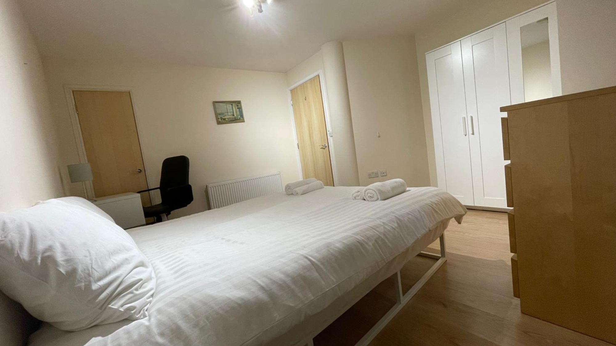 Apartment 4- Bedroom , 1 Living Flat Near Emirates Stadium *