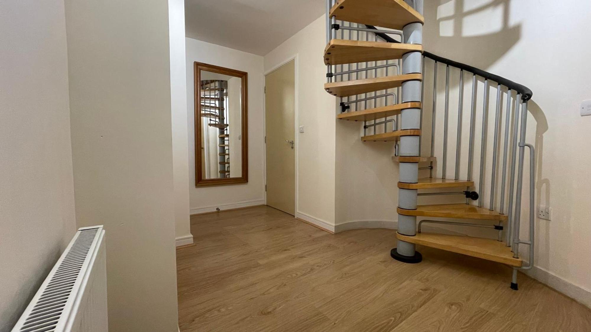 4- Bedroom , 1 Living Flat Near Emirates Stadium Apartment *