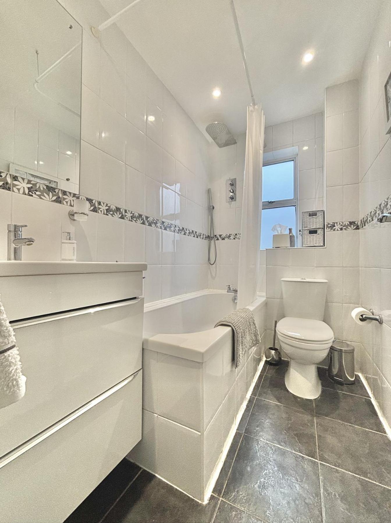 Beautiful 2 Bedroom Wimbledon, 2 Min Walk To Wimbledon Station