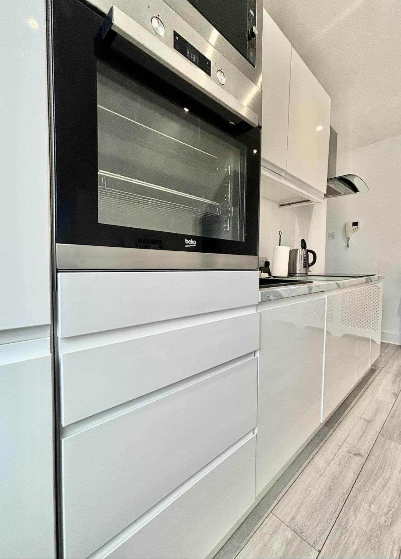Apartment Beautiful 2 Bedroom Wimbledon, 2 Min Walk To Wimbledon Station London