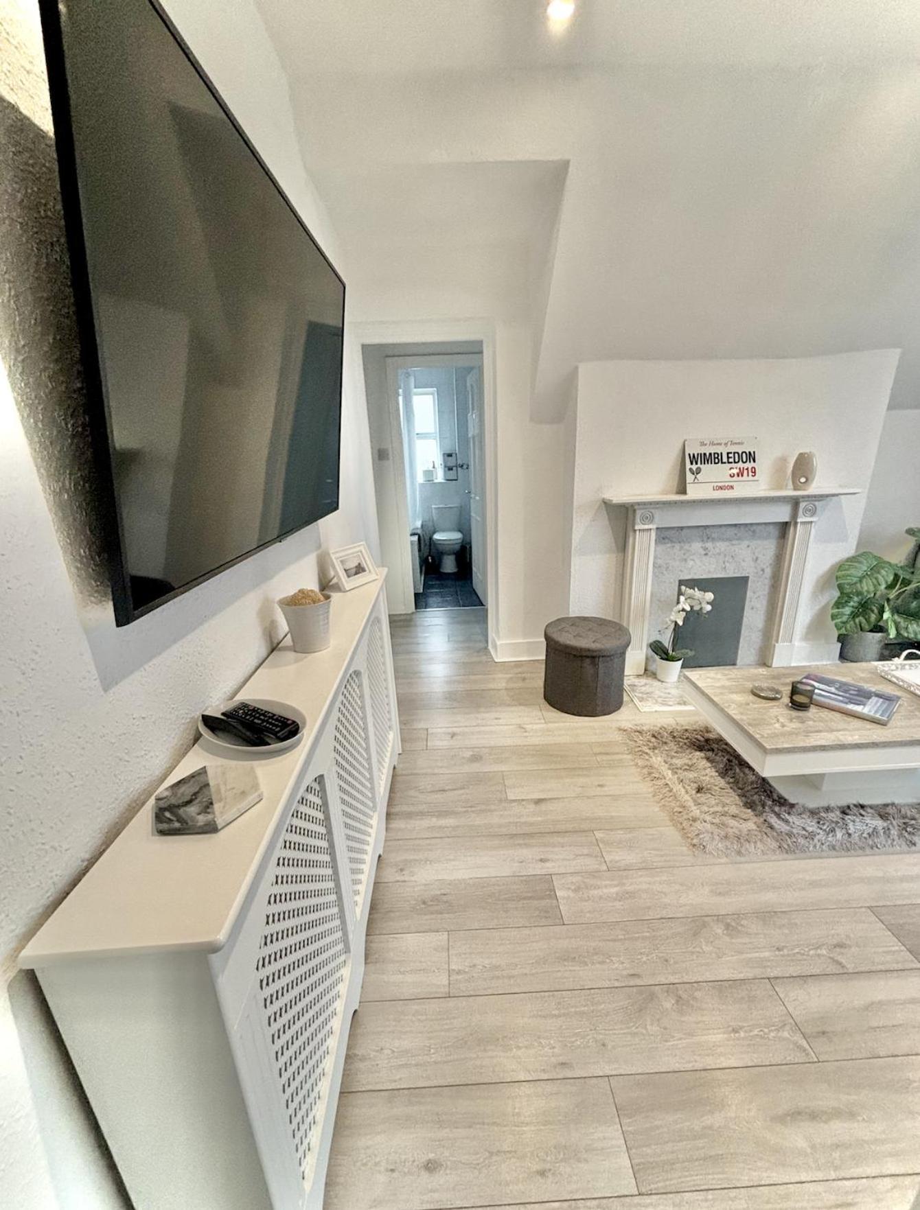 Apartment Beautiful 2 Bedroom Wimbledon, 2 Min Walk To Wimbledon Station *