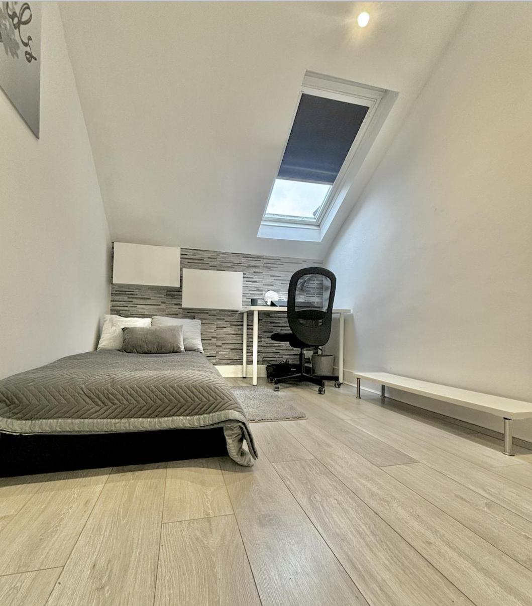 Beautiful 2 Bedroom Wimbledon, 2 Min Walk To Wimbledon Station Apartment *
