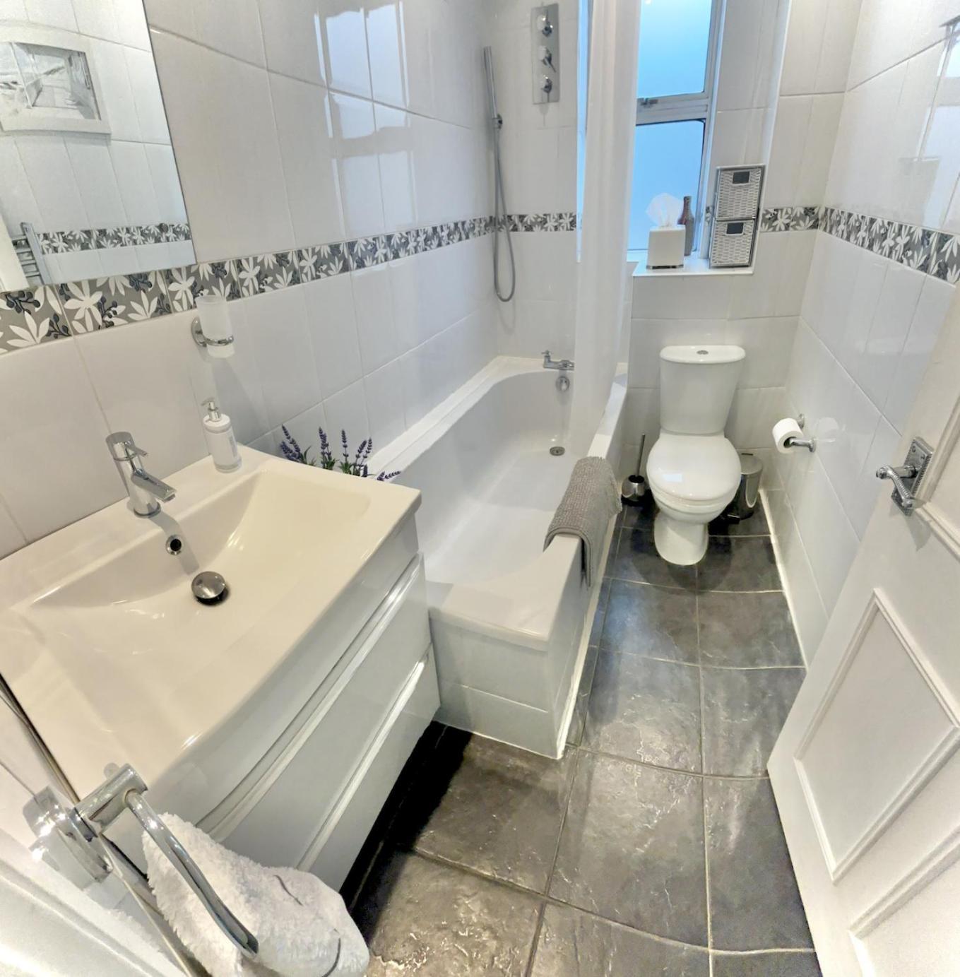 Beautiful 2 Bedroom Wimbledon, 2 Min Walk To Wimbledon Station Apartment