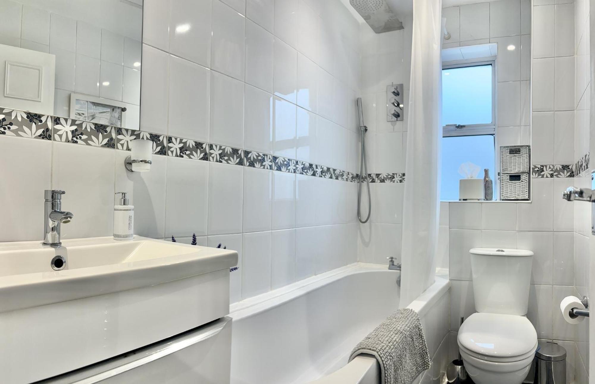 Apartment Beautiful 2 Bedroom Wimbledon, 2 Min Walk To Wimbledon Station London