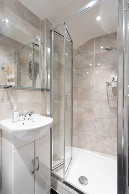 Cosy Little Venice Pied-a-terre By Morethanstays London