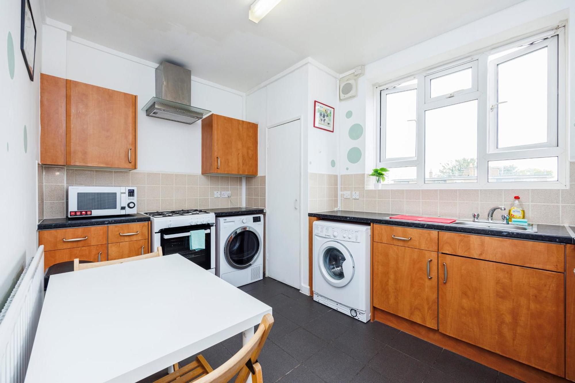 Appartement Spacious 2-bedroom With Terrace, Garden Views & Free Wifi Near Olympic Stadium Londen