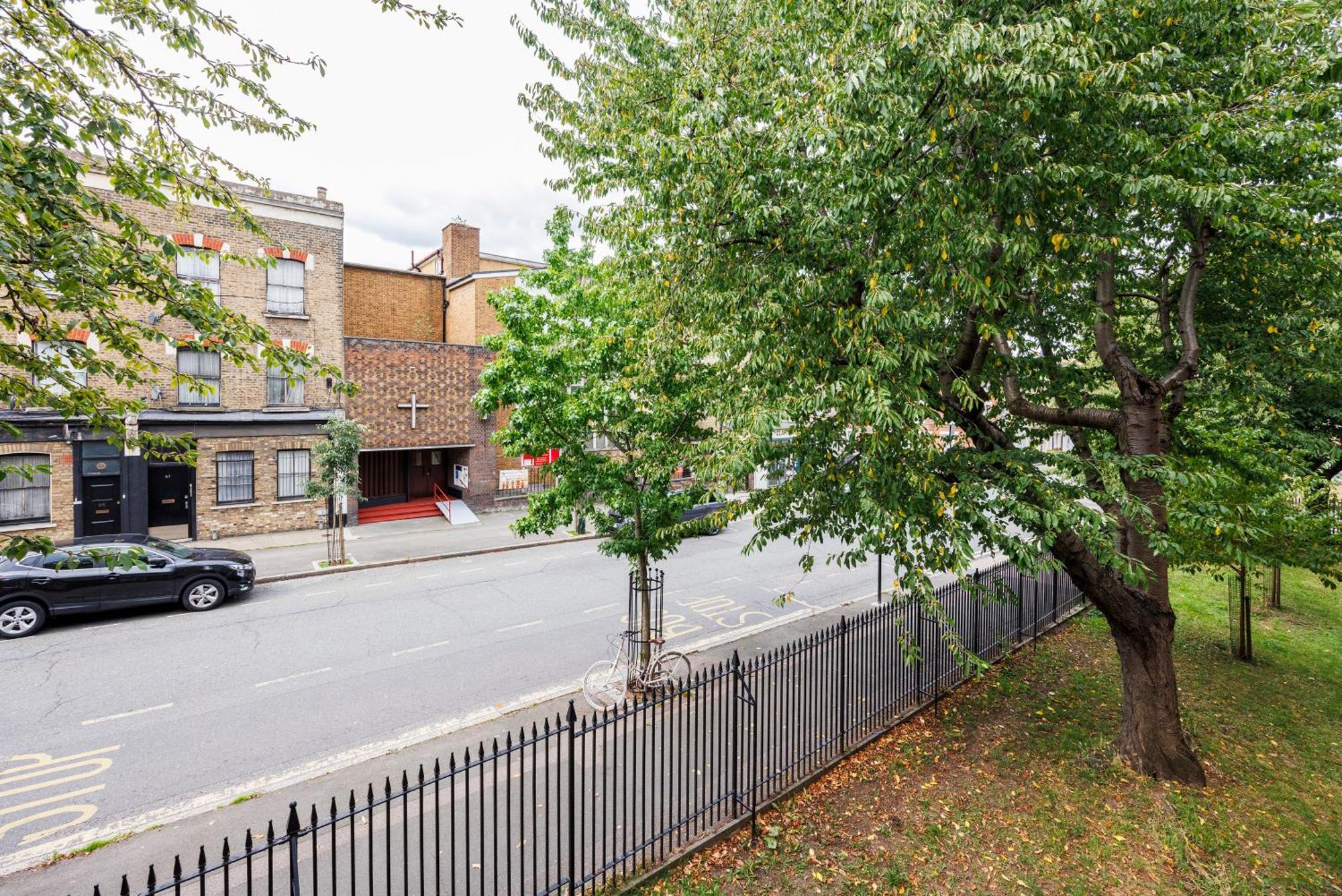 Appartement Spacious 2-bedroom With Terrace, Garden Views & Free Wifi Near Olympic Stadium