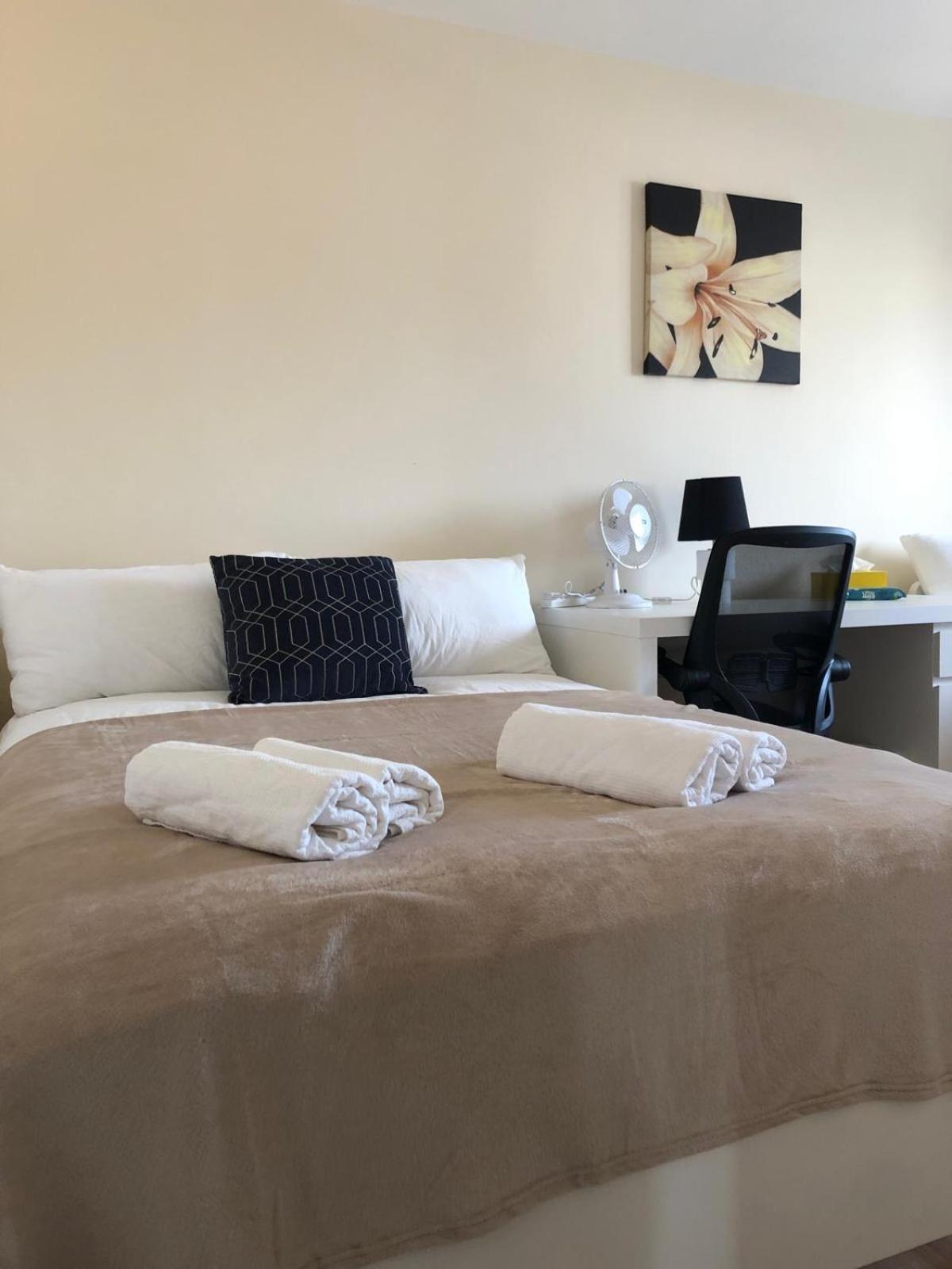 Comfy Entire Flat With View Balcony In Regents Park, Camden, * London