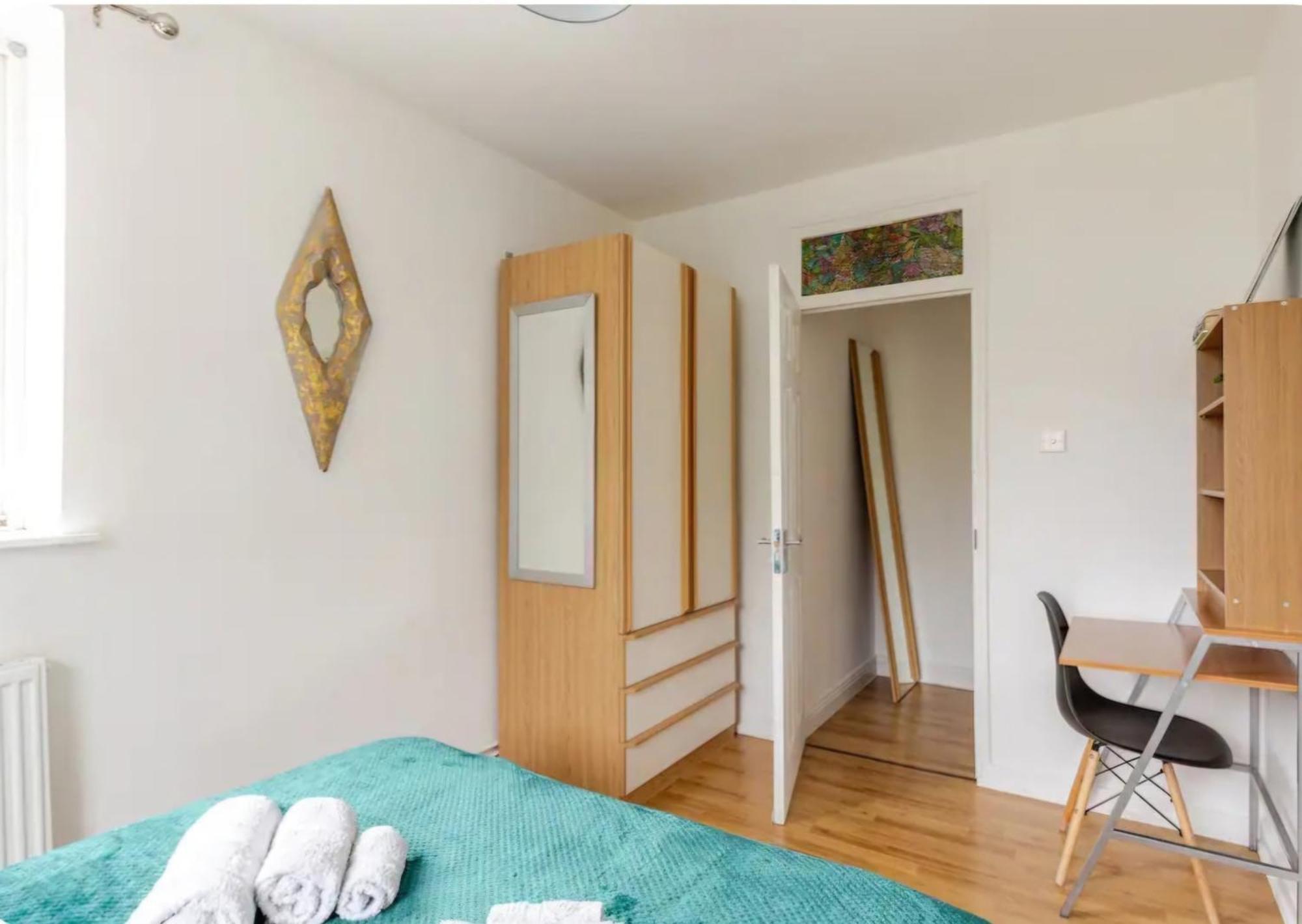Spacious Two Bedroom In Battersea, Free Parking Apartment London