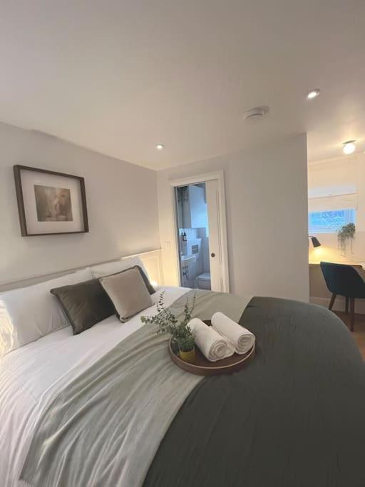 Business Near Canary Wharf Apartment *
