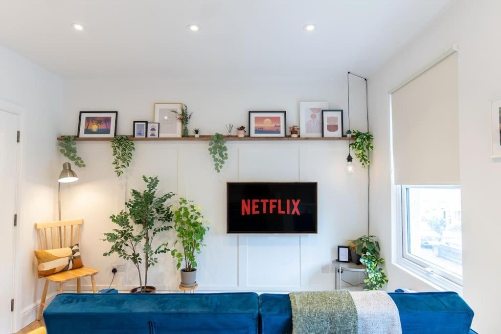 Business Near Canary Wharf Apartment *