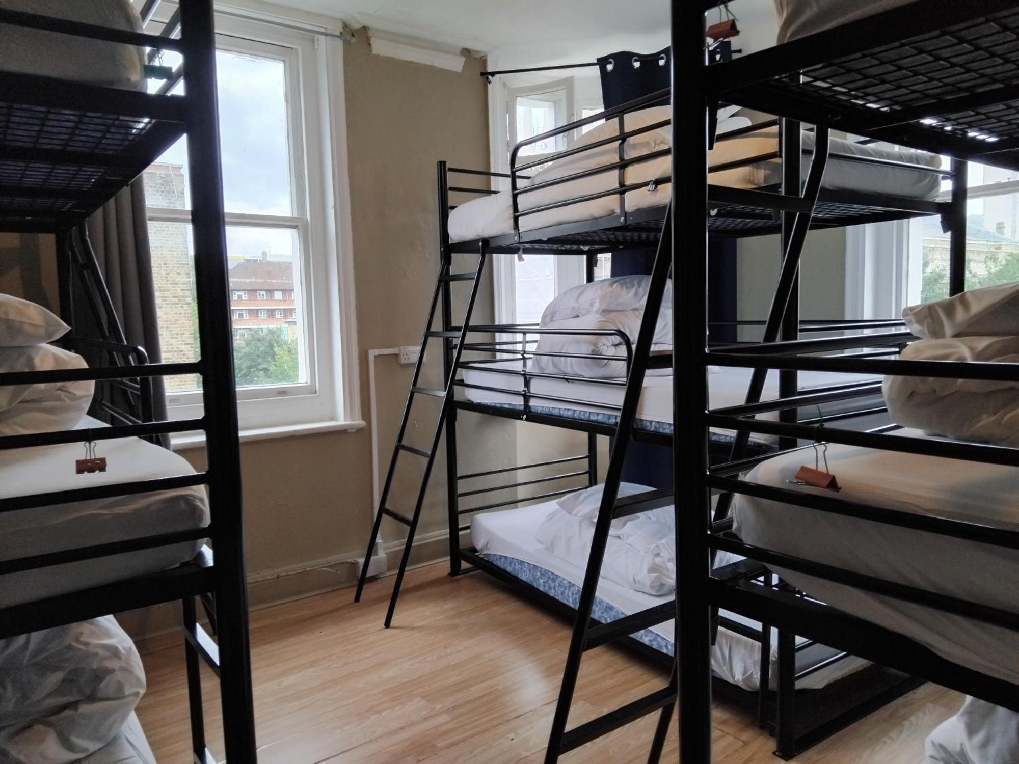 Bell House Hostel *