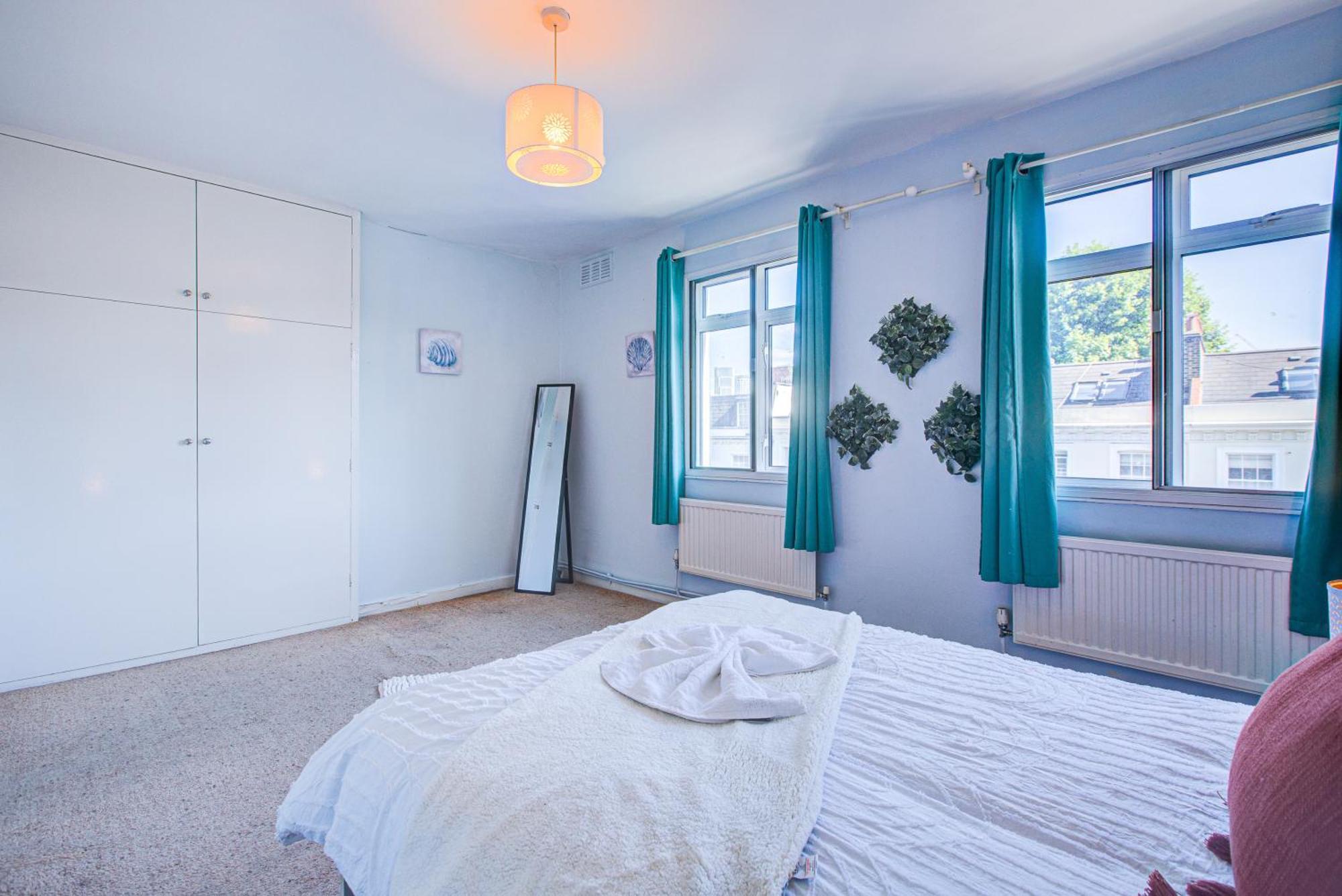 Victoria Family In Central * London