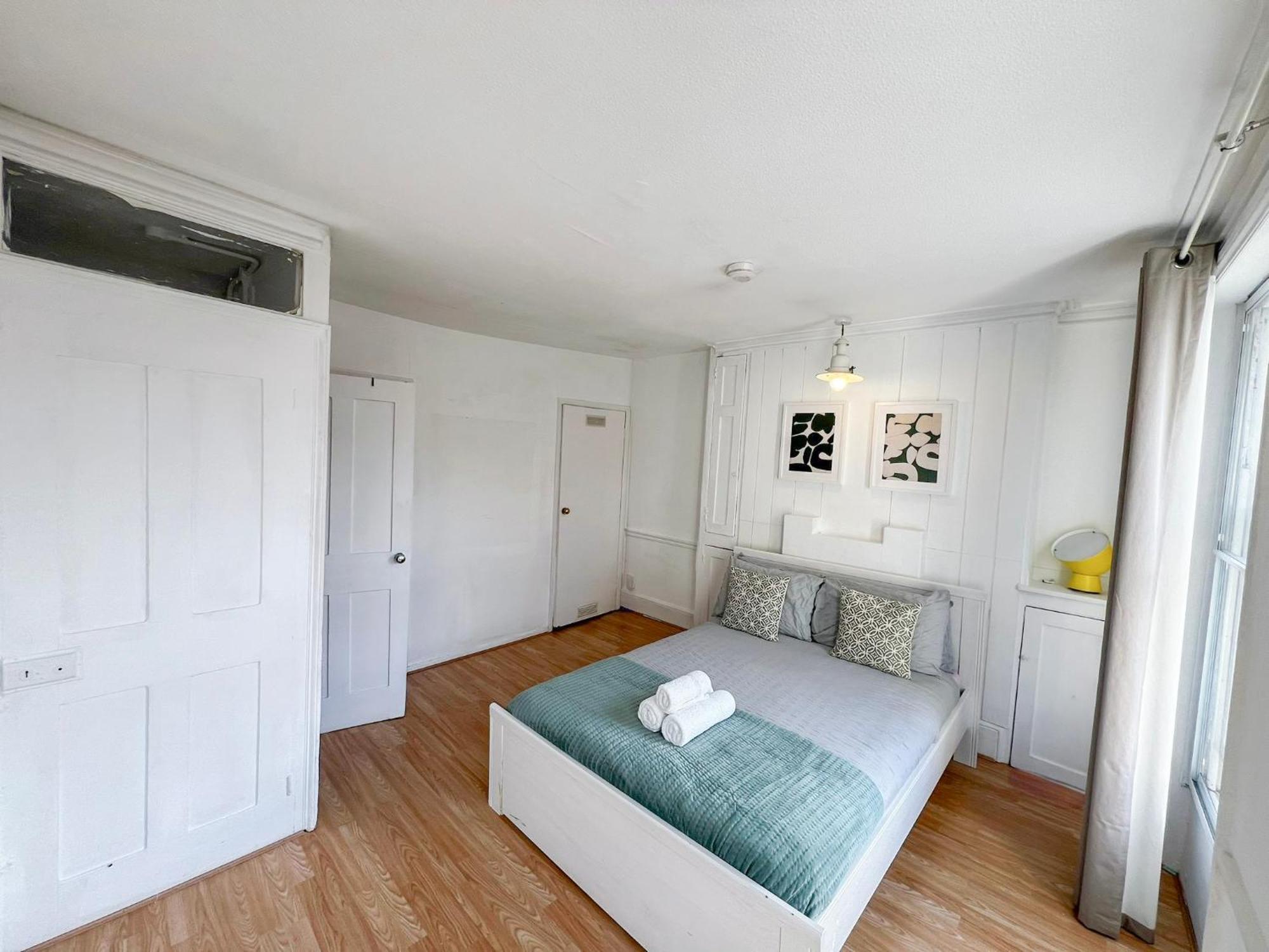 2 Bedroom Flat A Short Walk Away To Barbican Centre Near Farringdon, Old St Apartment *