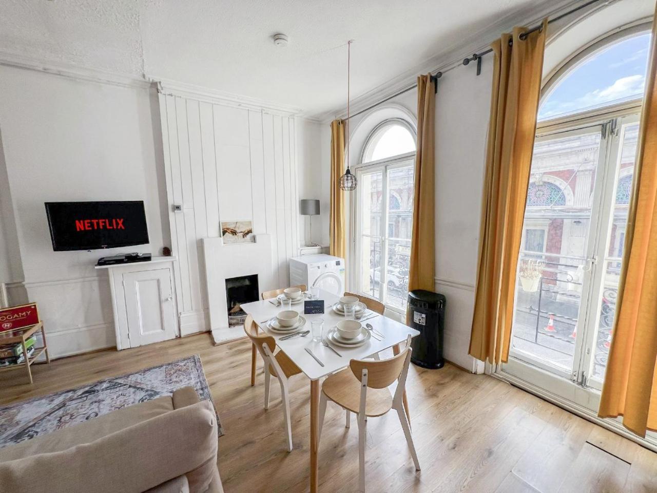 2 Bedroom Flat A Short Walk Away To Barbican Centre Near Farringdon, Old St London