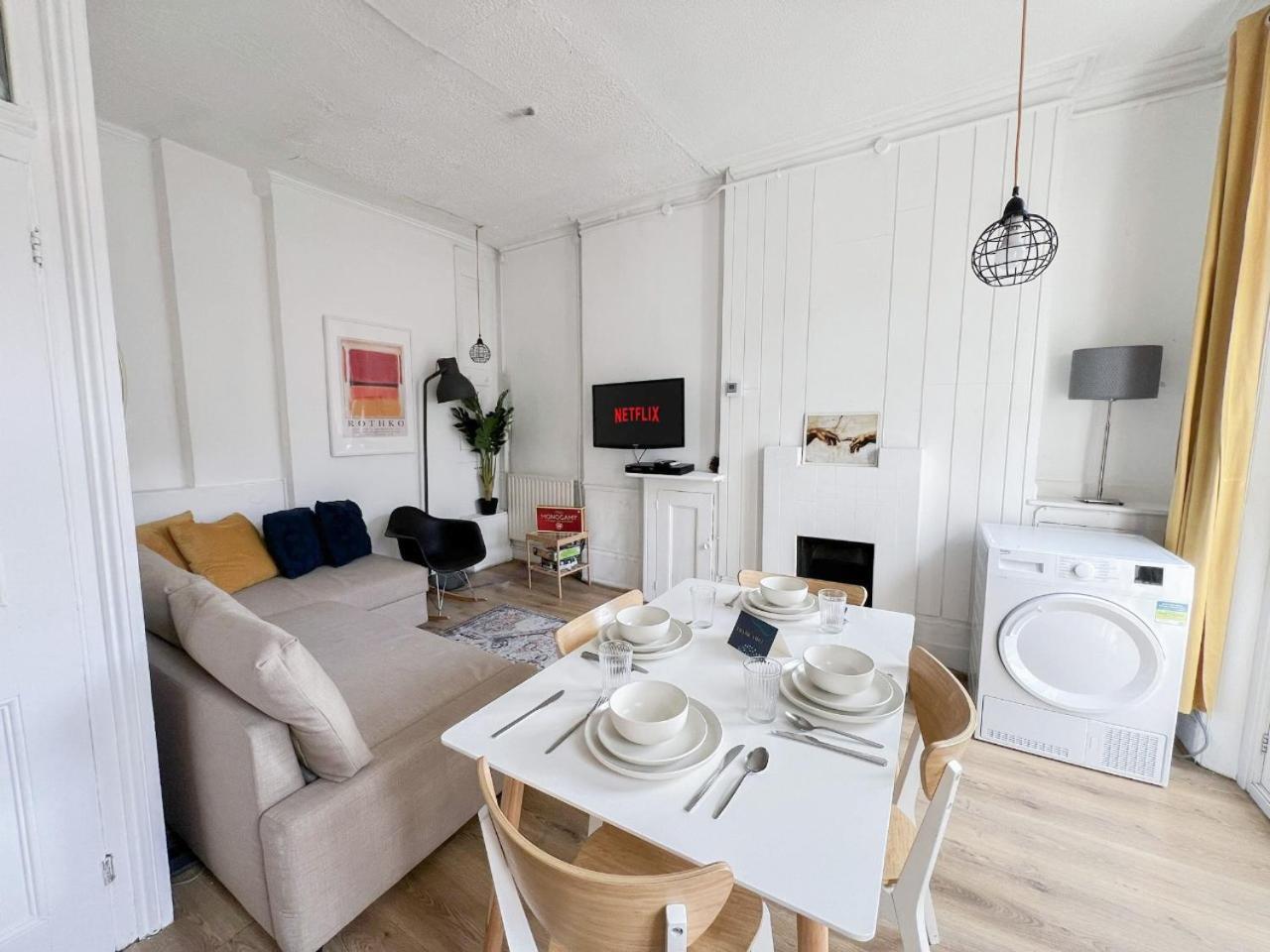 2 Bedroom Flat A Short Walk Away To Barbican Centre Near Farringdon, Old St Apartment