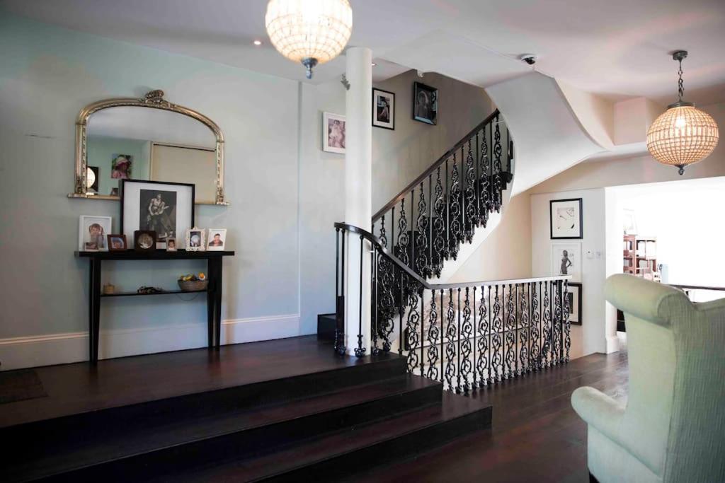Stunning Townhouse In Beautiful Notting Hill Apartment London