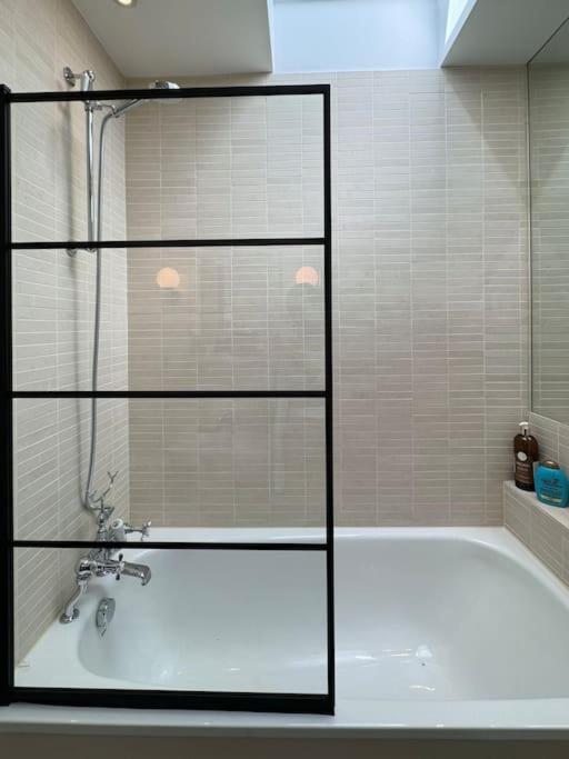 Stunning Townhouse In Beautiful Notting Hill Apartment *