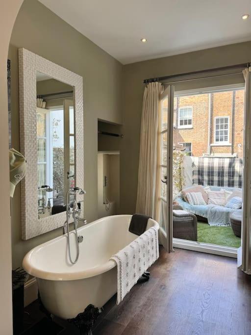 Stunning Townhouse In Beautiful Notting Hill Apartment