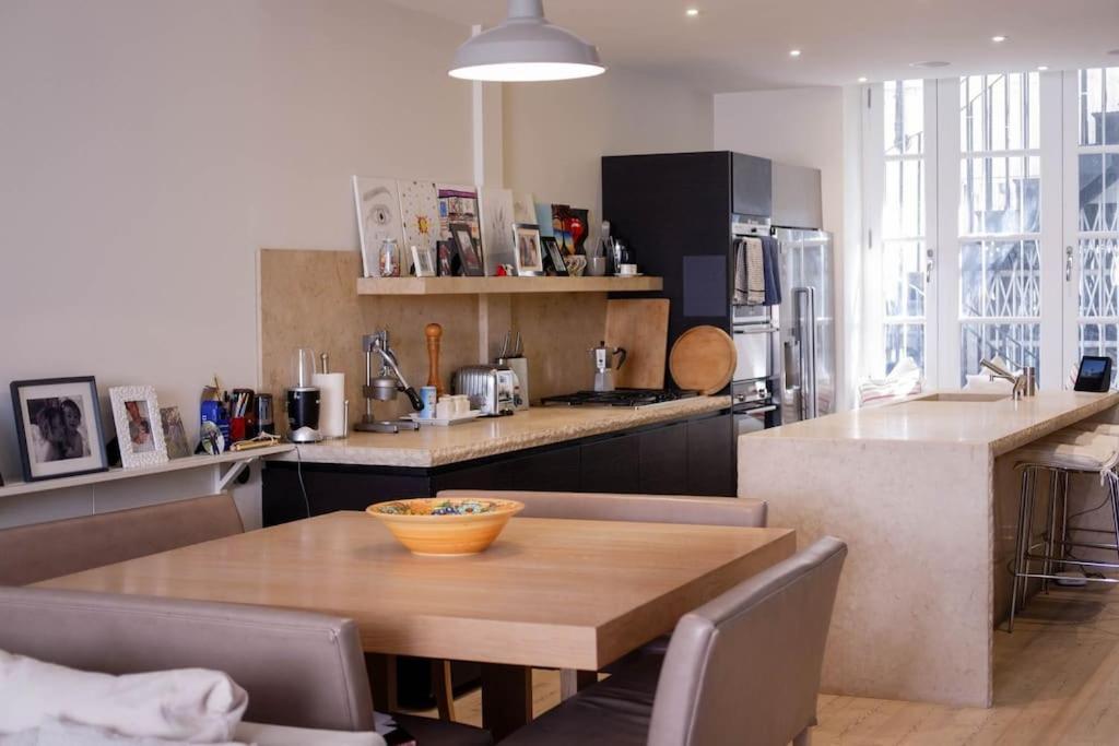 Stunning Townhouse In Beautiful Notting Hill Apartment *