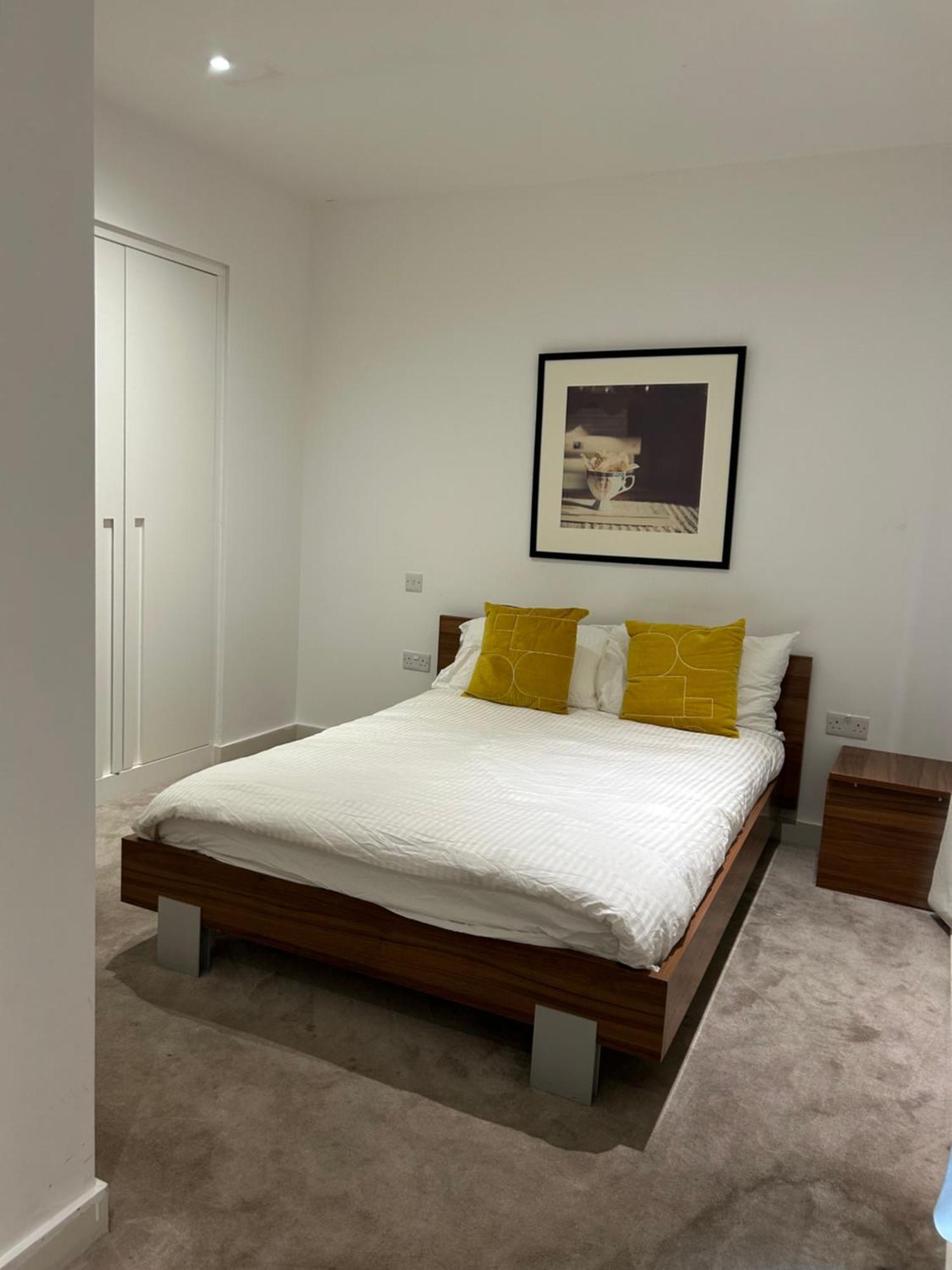 One Bedroom In Royal Wharf, Close To Airport Apartment *