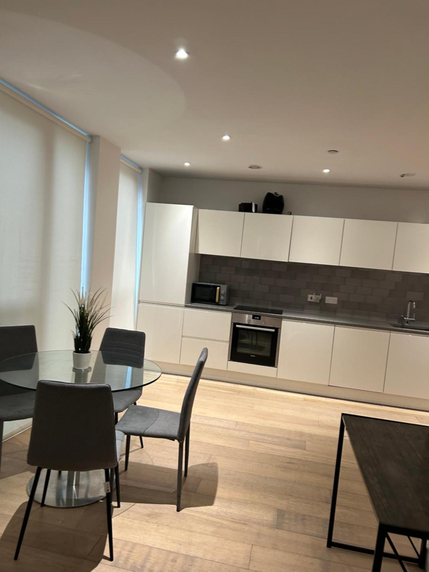 One Bedroom In Royal Wharf, Close To Airport Apartment *