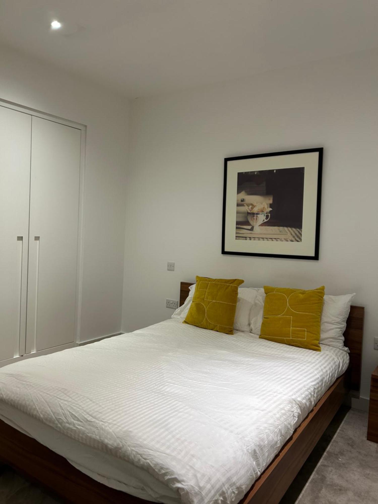 Apartment One Bedroom In Royal Wharf, Close To Airport *