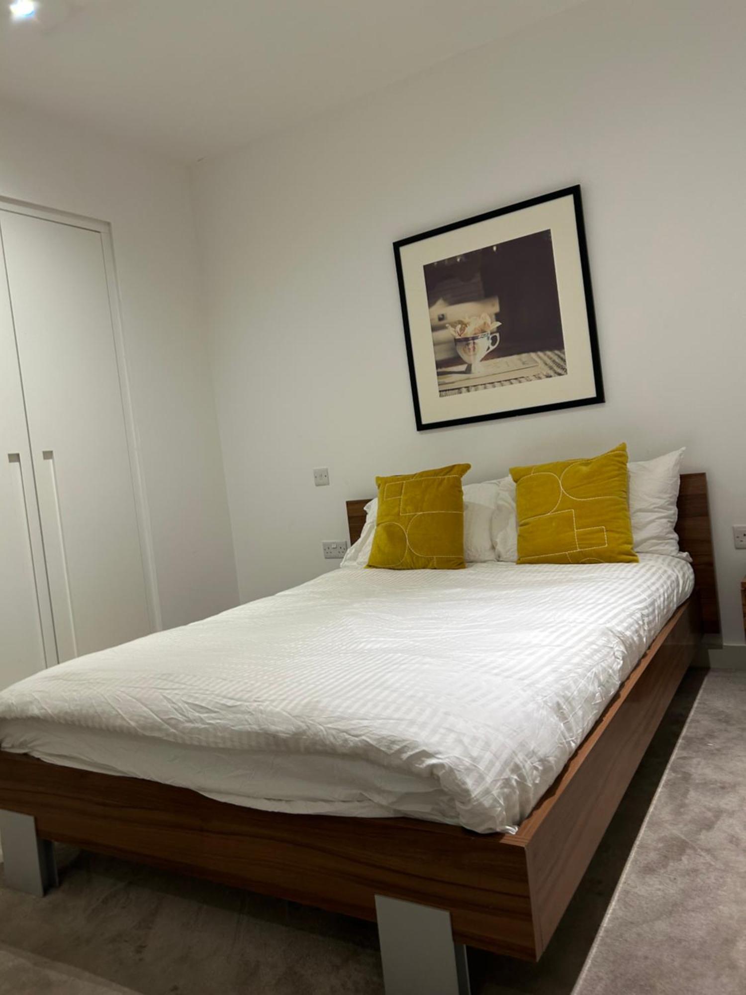 One Bedroom In Royal Wharf, Close To Airport Apartment London
