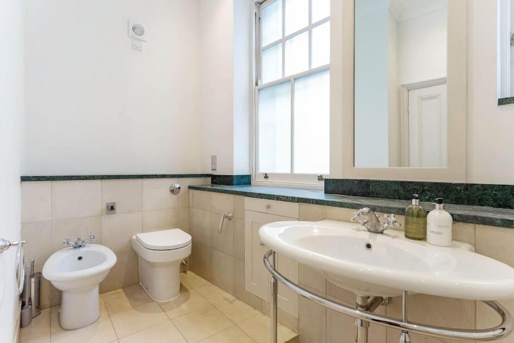 Fabulous 3 Bed In Kensington Apartment *