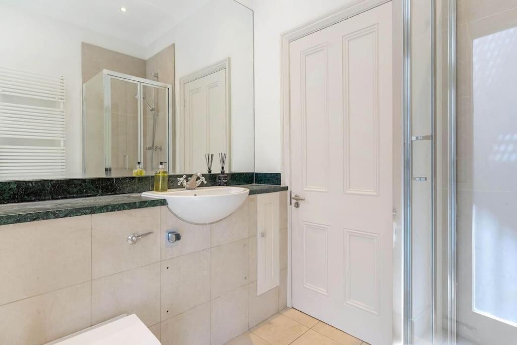 Fabulous 3 Bed In Kensington Apartment *