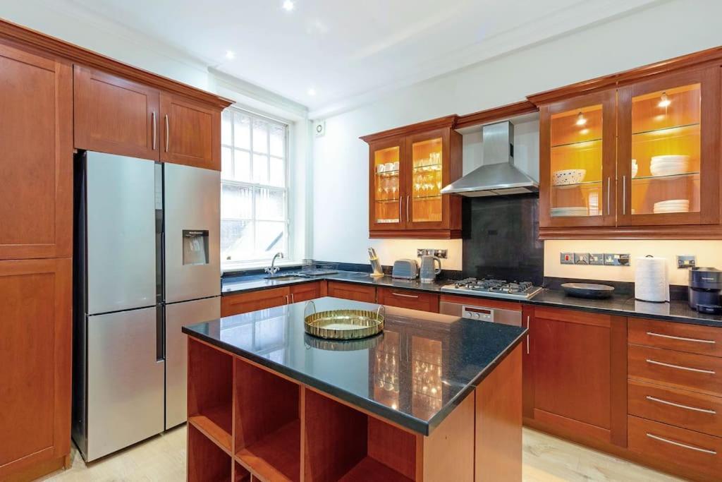 Fabulous 3 Bed In Kensington * London