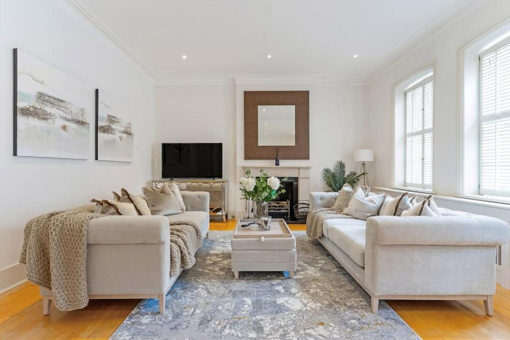 Fabulous 3 Bed In Kensington Apartment *