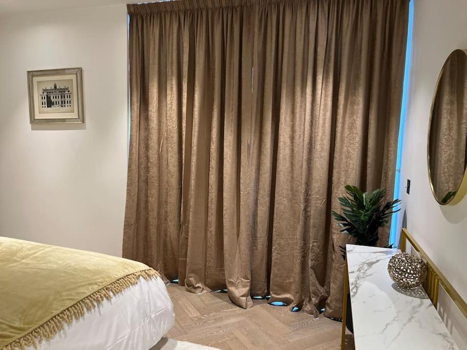 Modern 2 Bed Flat At Battersea Apartment London