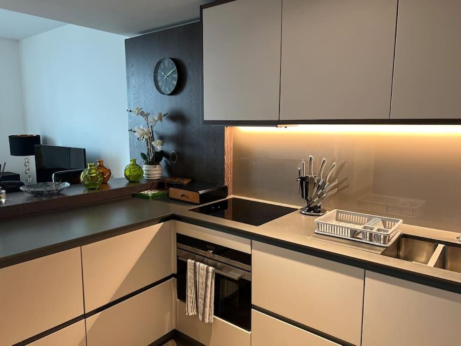 Modern 2 Bed Flat At Battersea Apartment