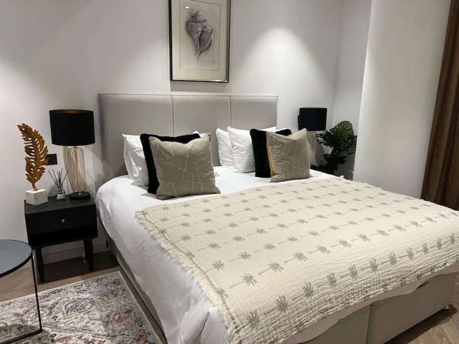Modern 2 Bed Flat At Battersea Apartment *