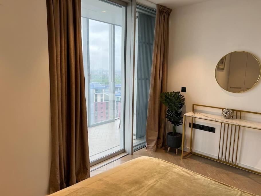 Modern 2 Bed Flat At Battersea * London