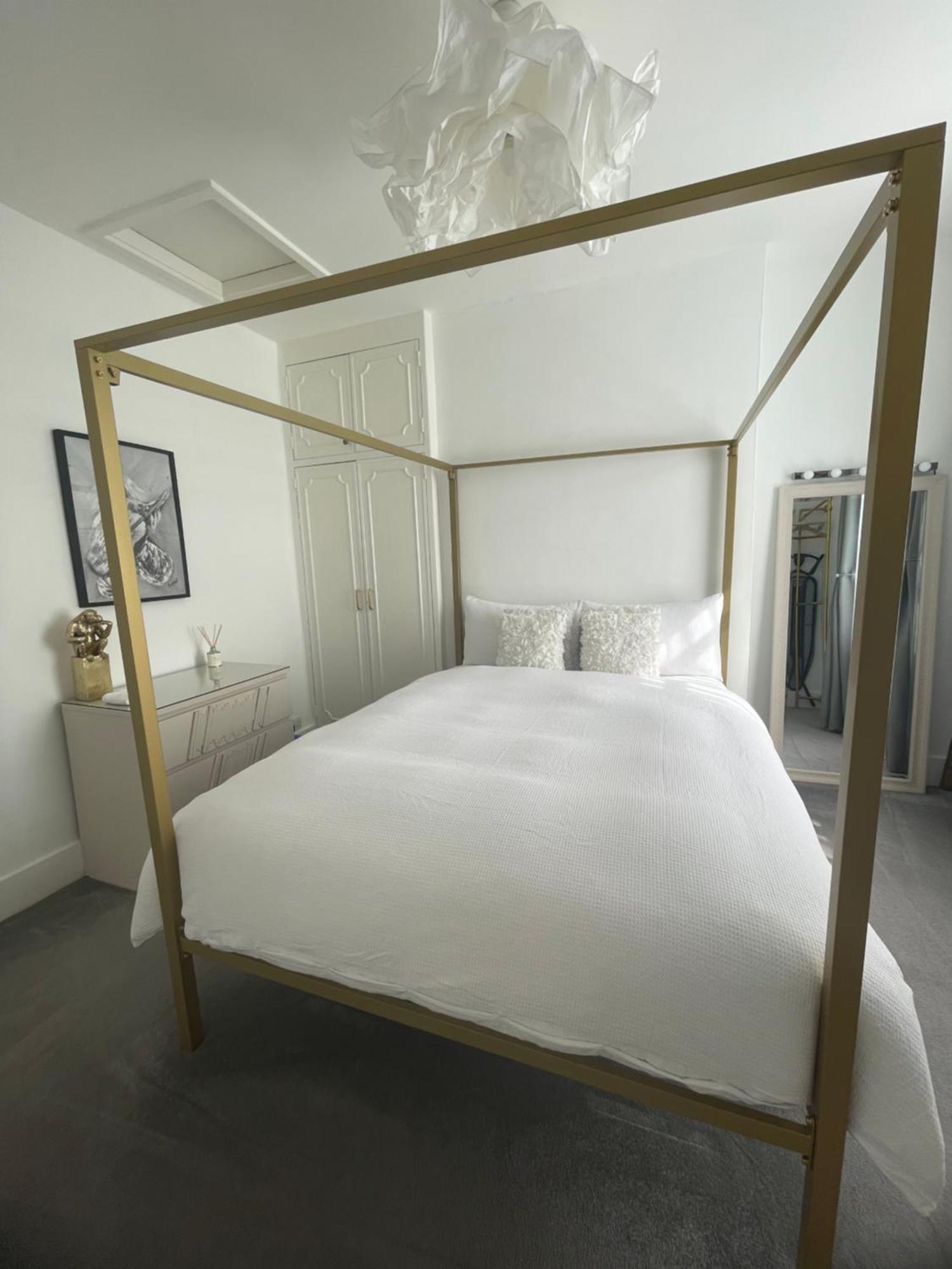 Queen Bedroom In Maida Vale London