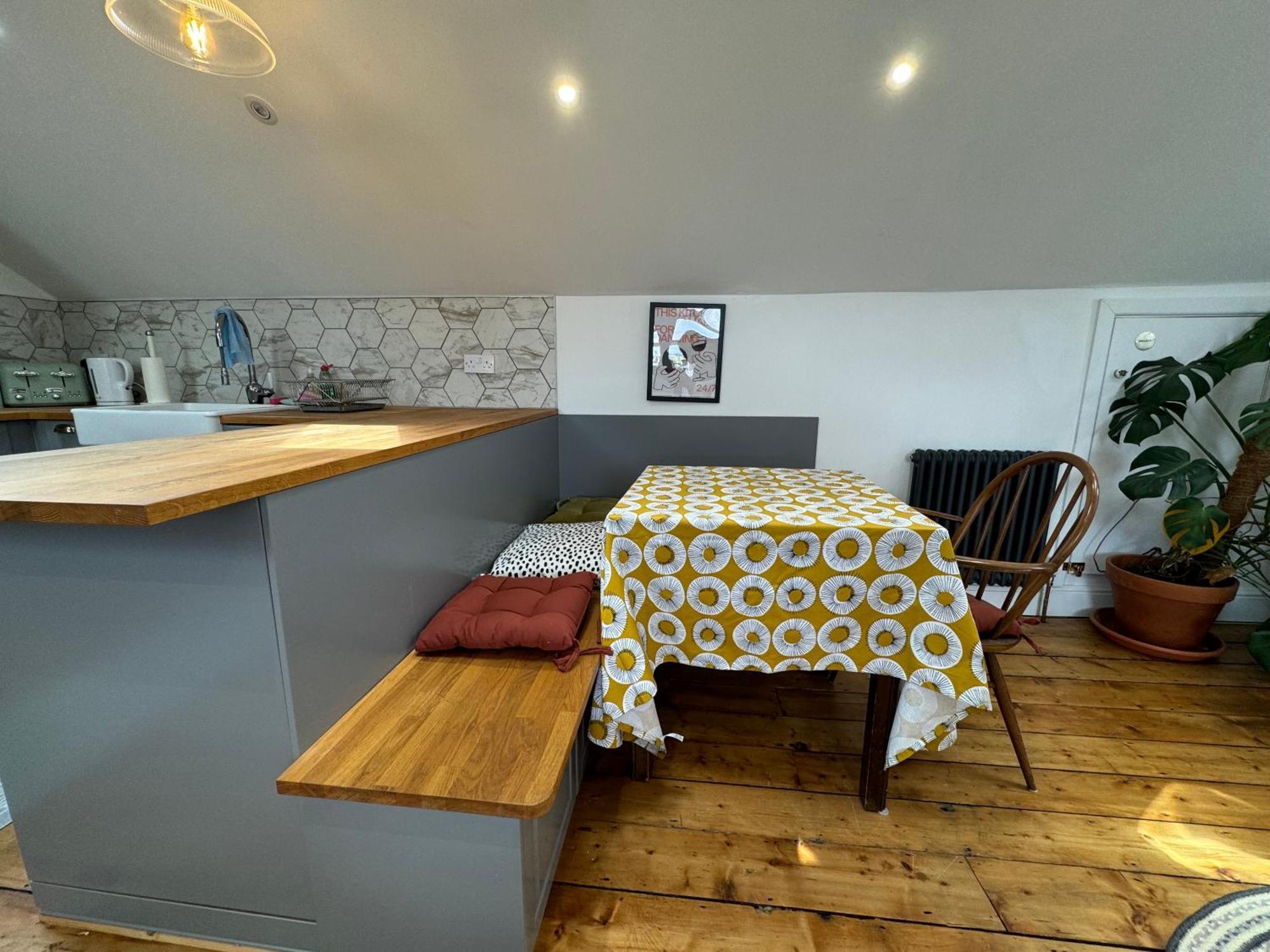 Stunningly Vibrant 1bd Flat Lower Clapton *