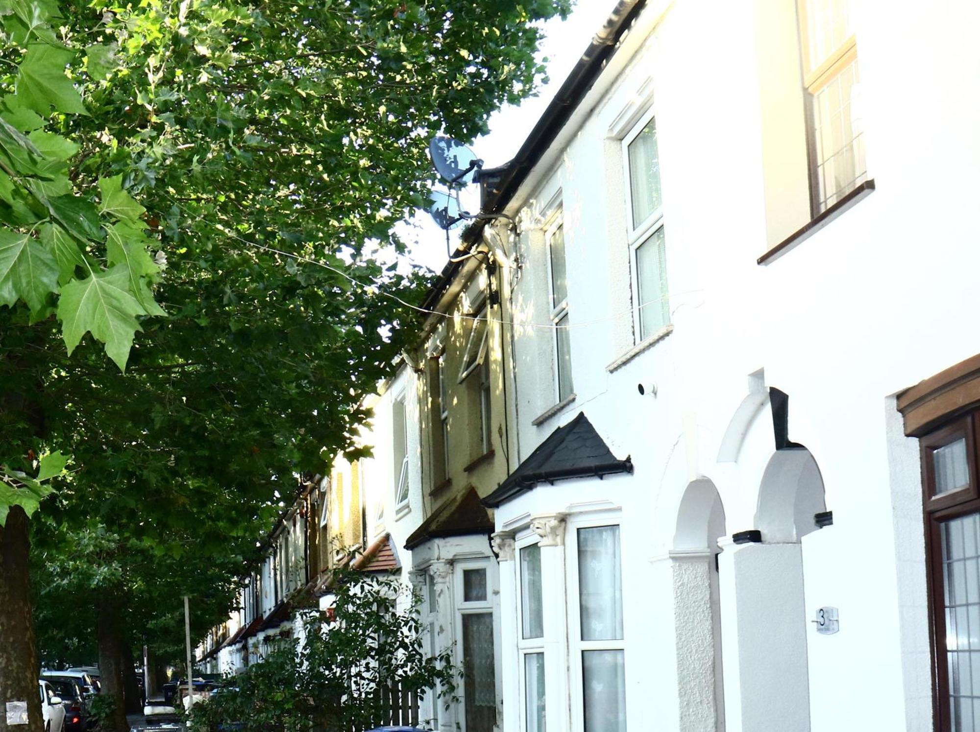 Spacious 4-bed House - Sleeps 5 Garden & Parking Holiday home
