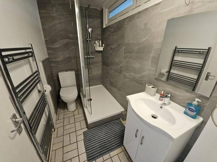 Apartment Steps From Kings Cross Station!