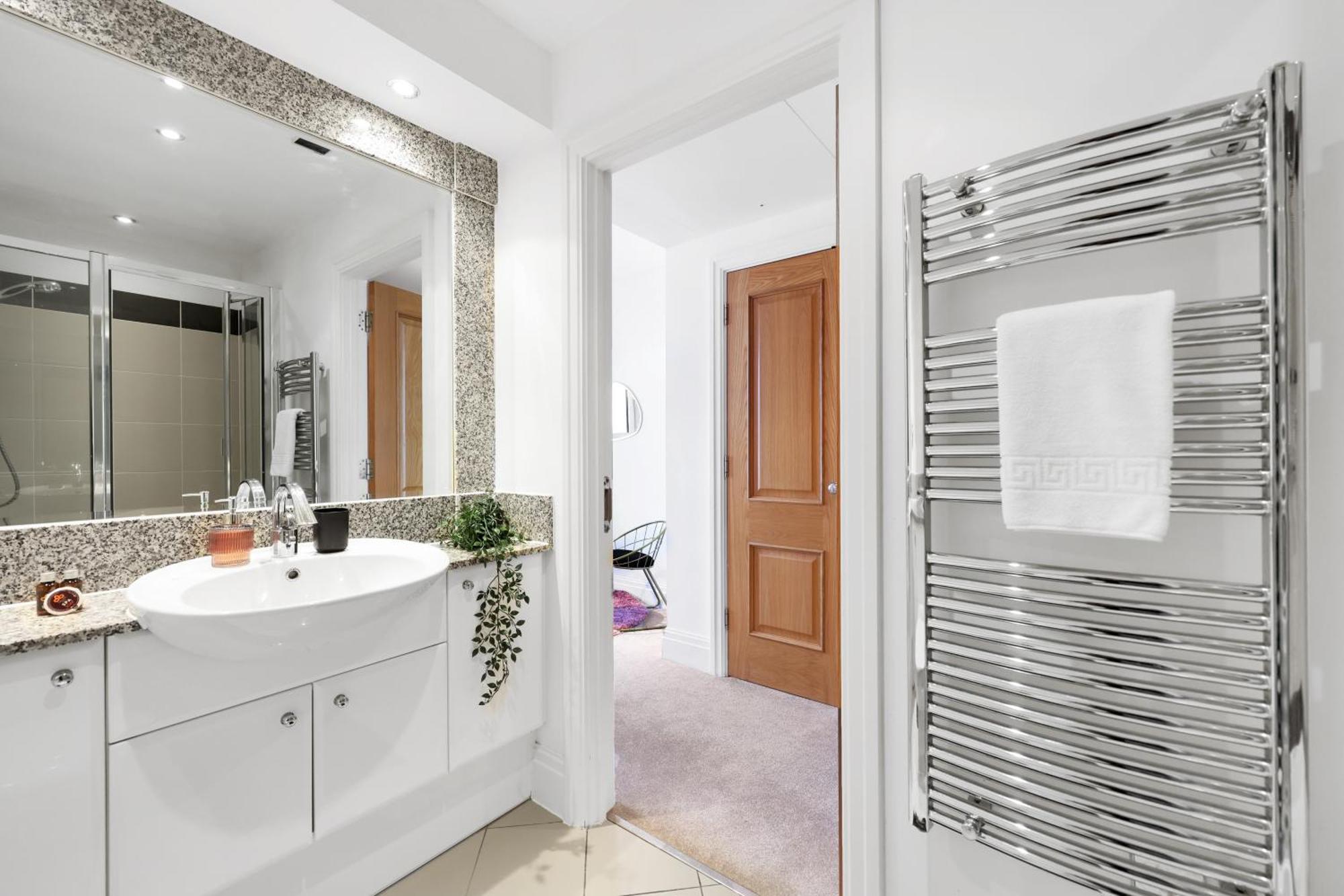 Sleeps 8, Parking, River Views, Chelsea 3 Bdr