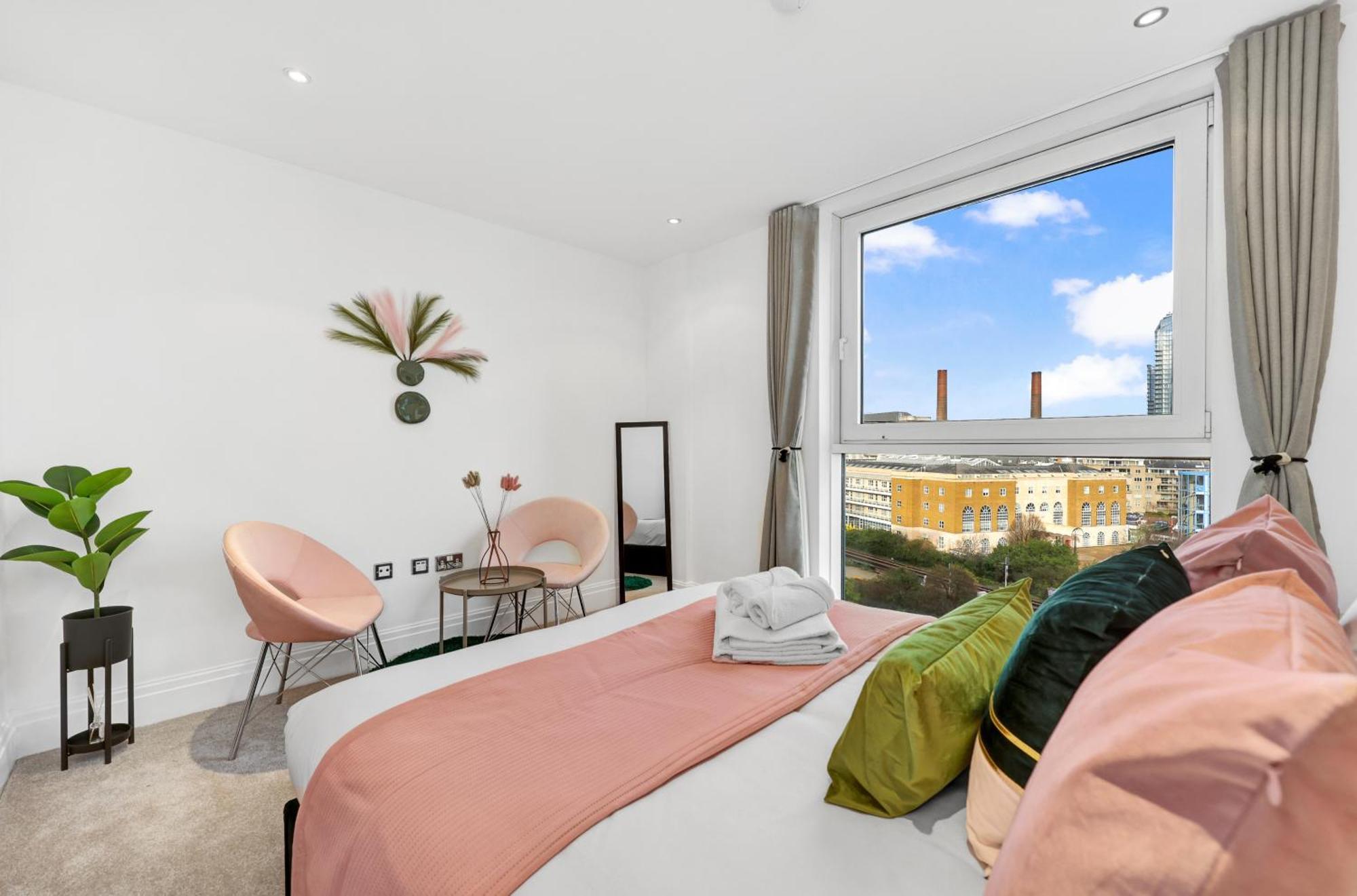 Sleeps 8, Parking, River Views, Chelsea 3 Bdr Apartment London