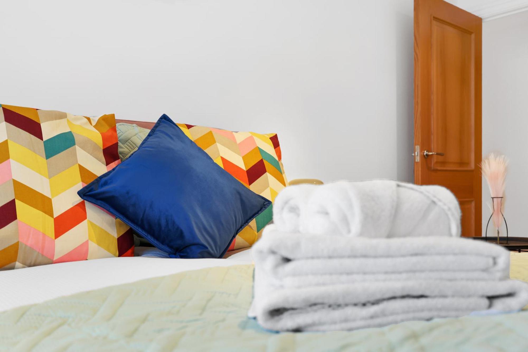 Sleeps 8, Parking, River Views, Chelsea 3 Bdr * London