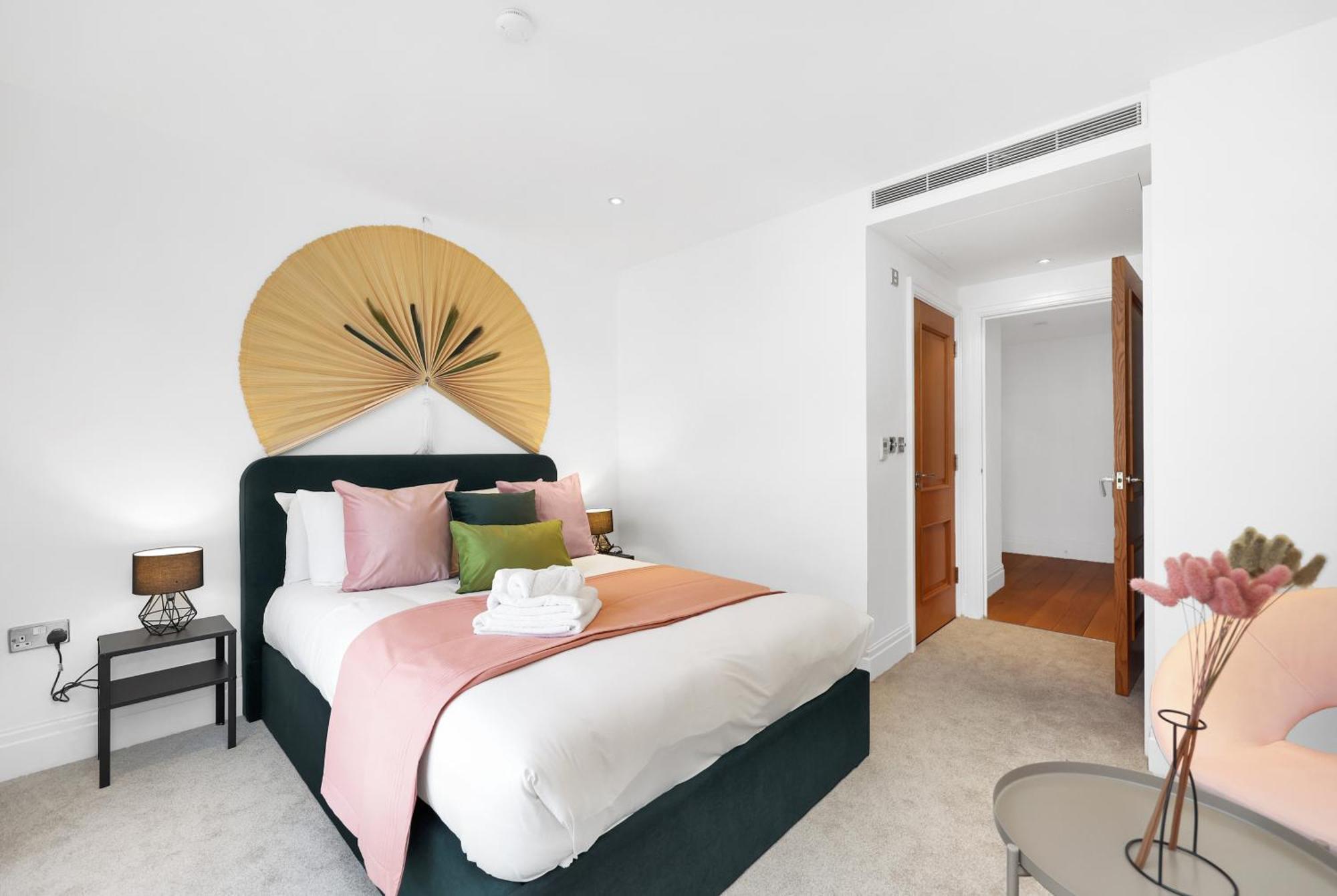 Apartment Sleeps 8, Parking, River Views, Chelsea 3 Bdr