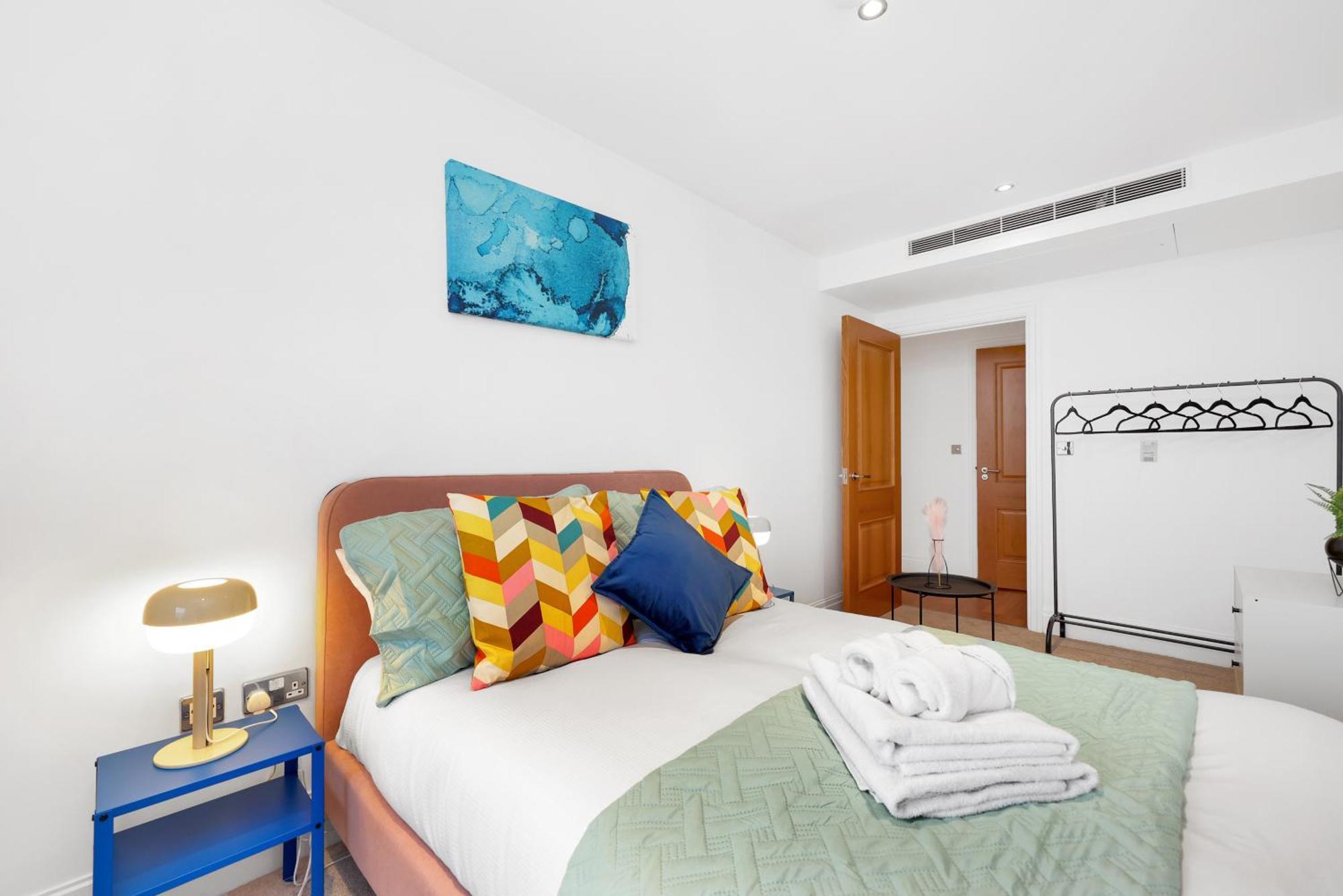 Sleeps 8, Parking, River Views, Chelsea 3 Bdr * London