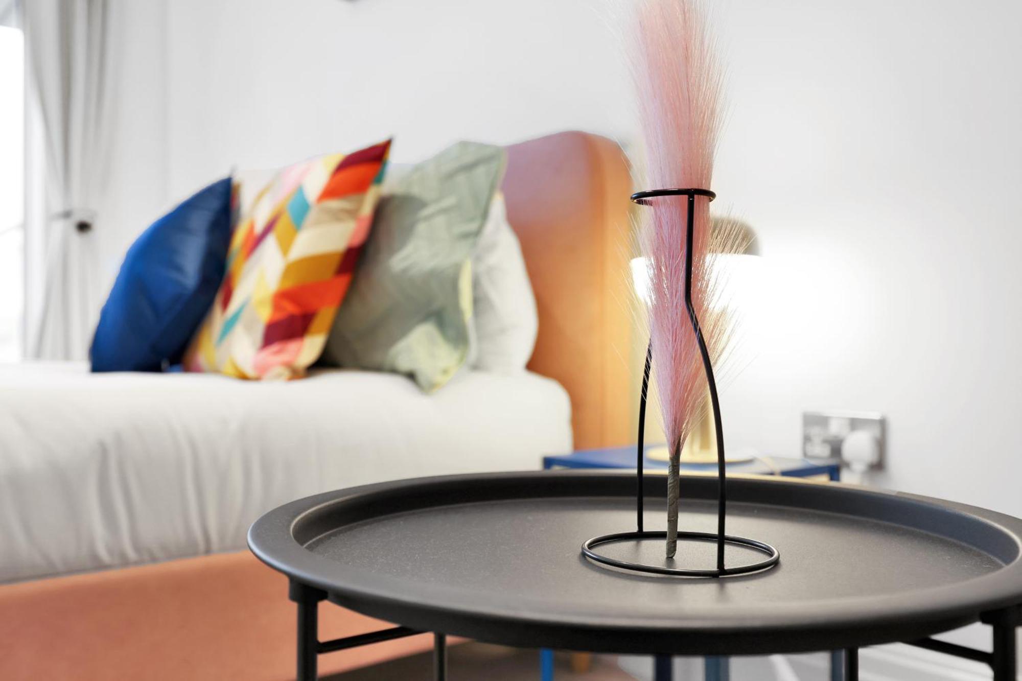 Sleeps 8, Parking, River Views, Chelsea 3 Bdr Apartment London