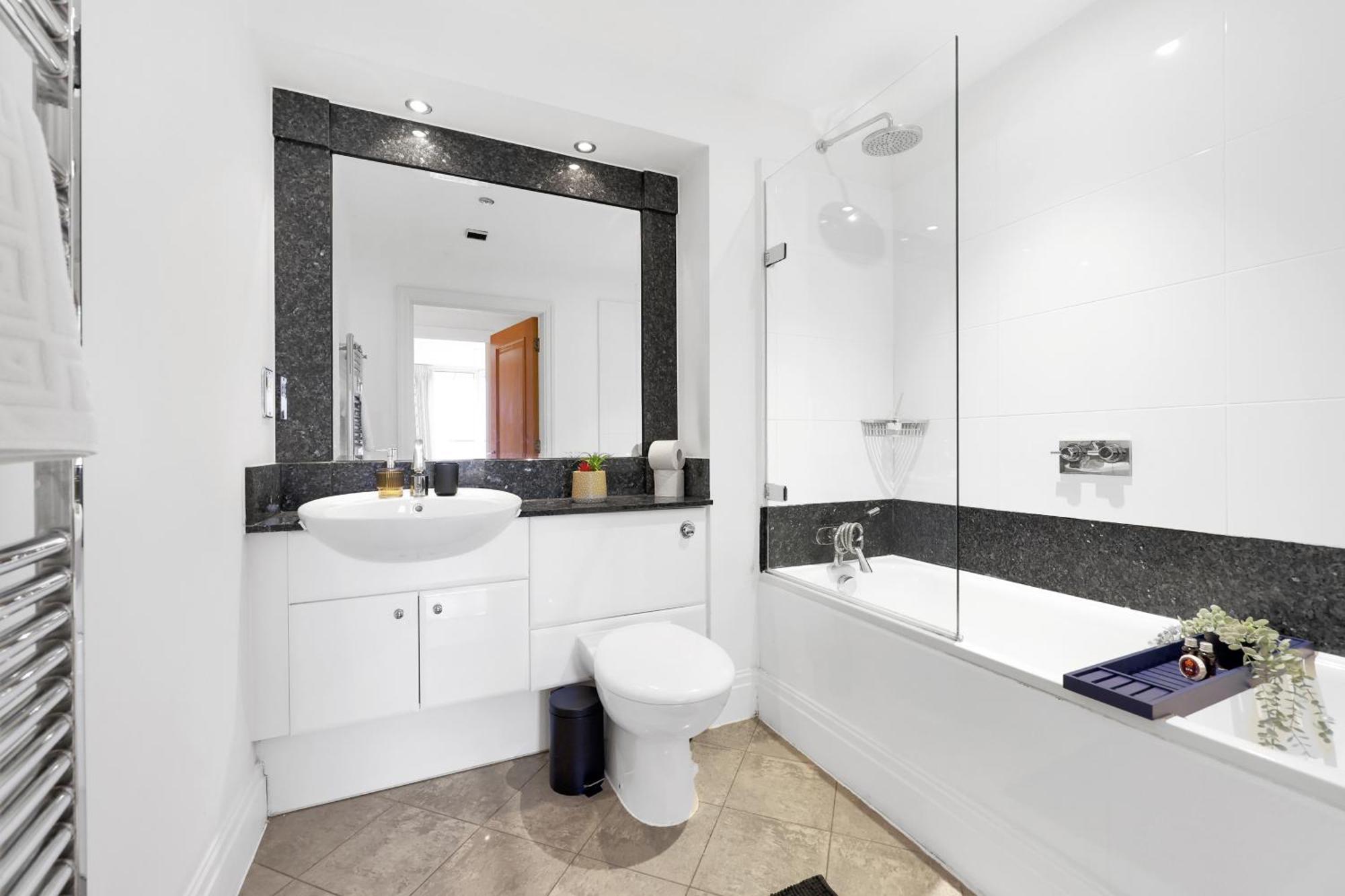 Sleeps 8, Parking, River Views, Chelsea 3 Bdr Apartment
