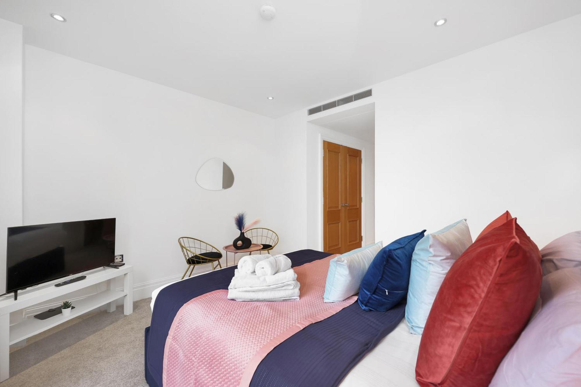 Apartment Sleeps 8, Parking, River Views, Chelsea 3 Bdr *