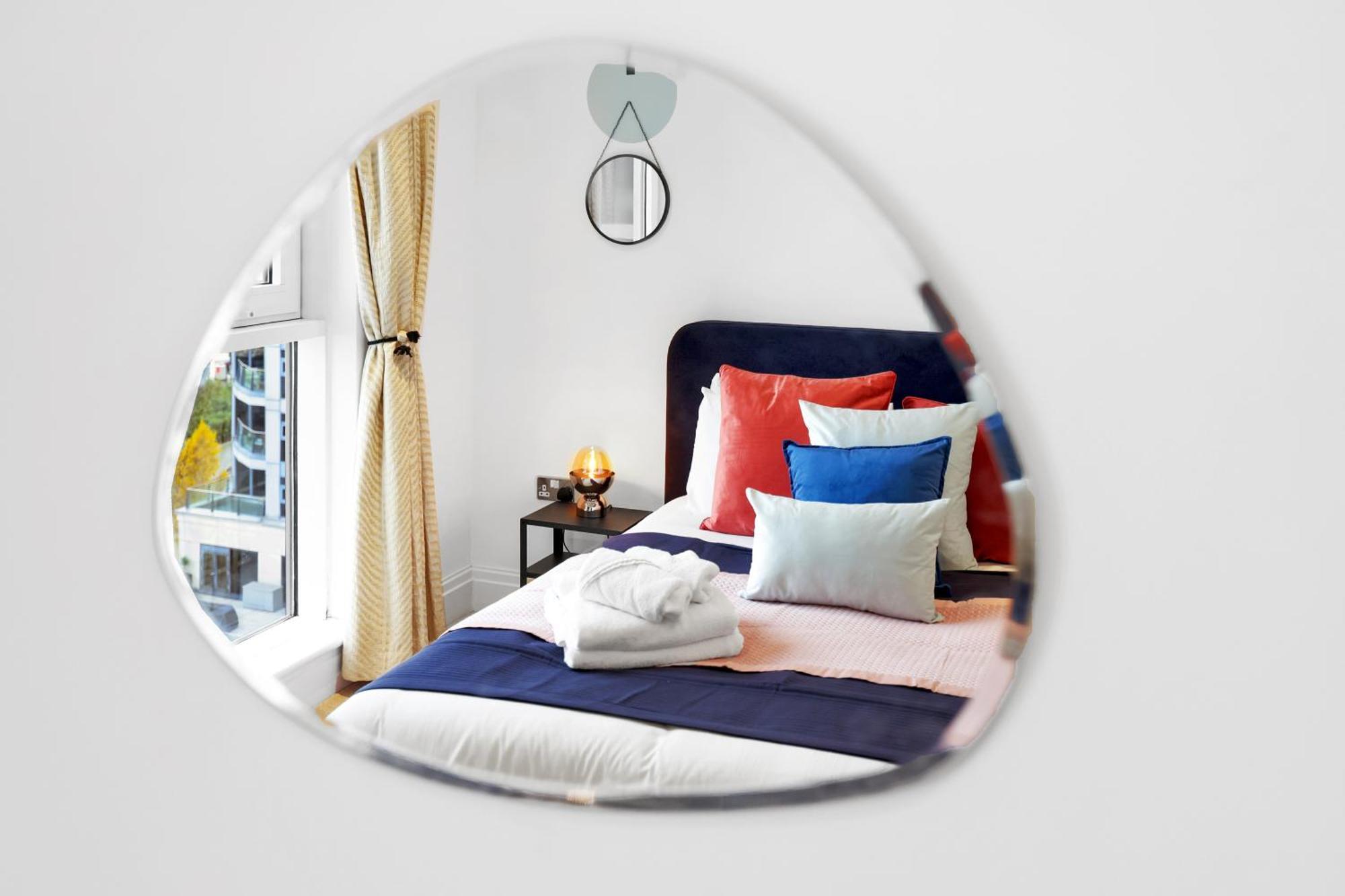 Sleeps 8, Parking, River Views, Chelsea 3 Bdr Apartment *